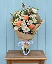 Букет цветов из:  Альстромерии, Лизиантусы, Розы и Хризантемы в Березняки