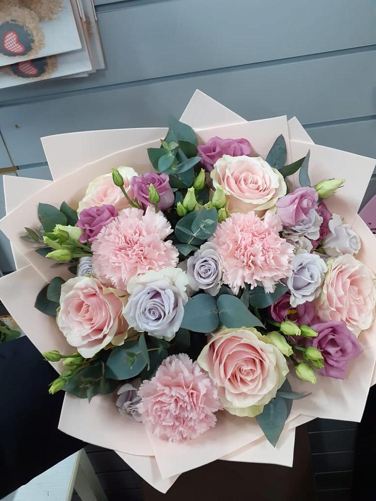 Букет цветов из: Розы, Гвоздики и Лизиантусы в Березняки